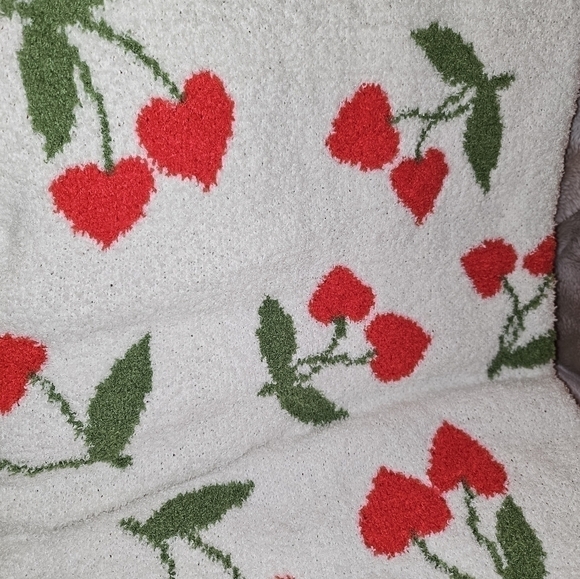 The cozy cottage cherry heart knitted throw - Picture 6 of 7